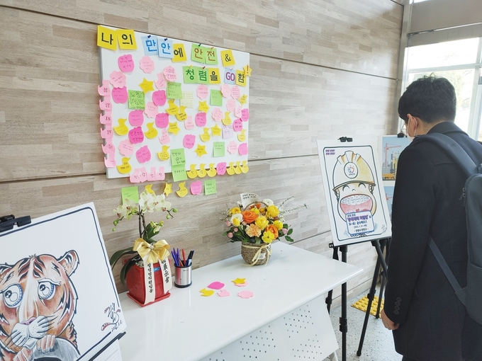 안양시 만안구가 안전문화 확산· 청렴도 제고 카툰&캐리커쳐 전시회 열고 있다.(사진=안양시 만안구청 제공)