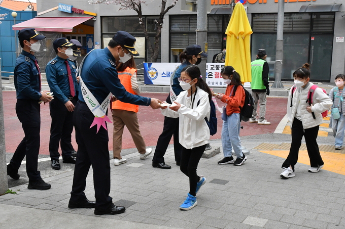 남양주북부경찰서가 학교폭력 없는 ‘안전한 학교 만들기’를 위한 합동 캠페인을 실시했다.(사진=남양주북부서 제공)