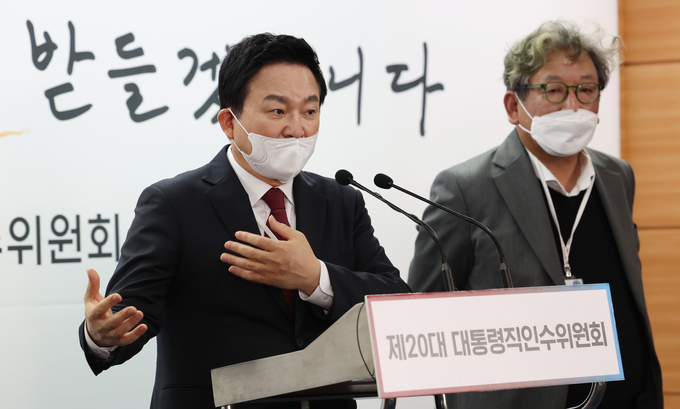  국토교통부 장관 후보자인 원희룡 대통령직인수위원회 기획위원장(왼쪽)과 김상협 상임기획위원이 12일 서울 종로구 통의동 제20대 대통령직인수위원회에서 '실현 가능한 탄소중립을 위한 정책방향'에 대한 브리핑을 하고 있다. (사진=인수위사진기자단/연합뉴스)