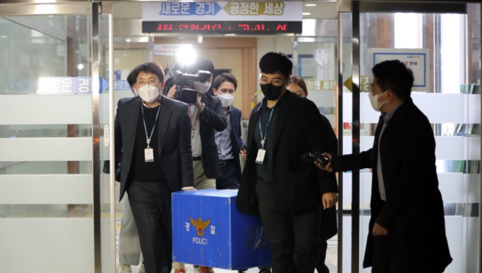 더불어민주당 이재명 전 대선후보의 배우자 김혜경 씨의 '법인카드 유용 의혹'을 수사 중인 경기남부경찰청이 지난 4일 오후 경기도청 총무과, 의무실, 조사담당관실 등을 압수수색한 뒤 압수물이 든 상자를 가지고 나오고 있다. (사진=연합뉴스 제공)
