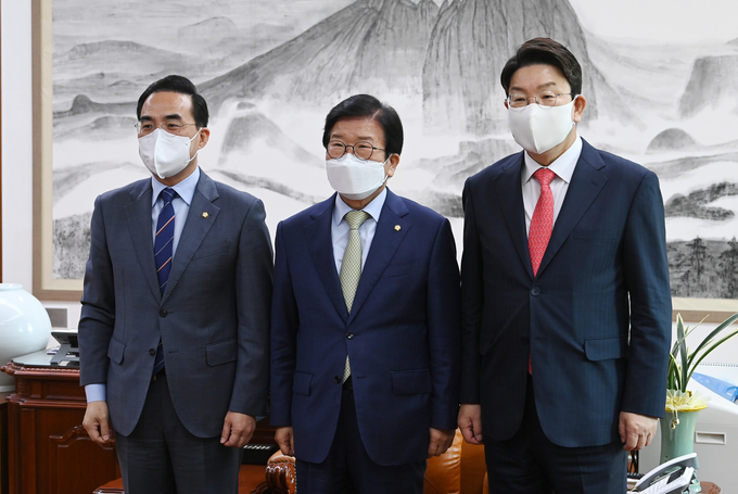 박병석 국회의장이 12일 의장실에서 국민의힘 권성동ㆍ더불어민주당 박홍근 원내대표와의 회동에서 기념촬영을 하고 있다. (사진=연합뉴스 제공)