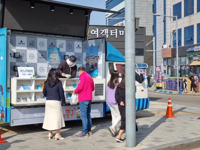 중구가 운영 중인 움직이는 관광안내소 차량에서 관광객들이 정보안내를 받고 있다. ( 사진 = 중구 제공 )