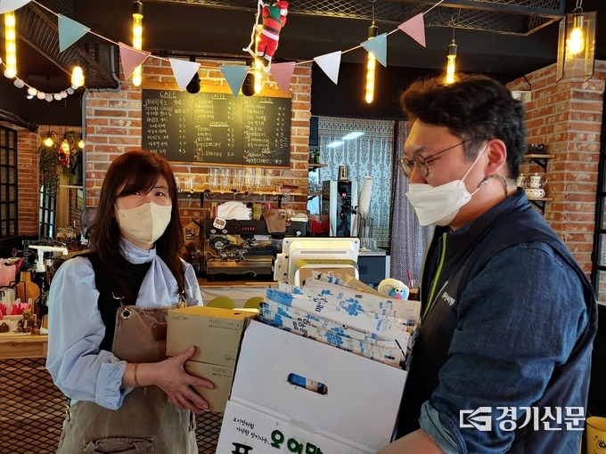 찾아가는 종이팩 방문 수거서비스 활용 모습 (사진=동두천시 제공)