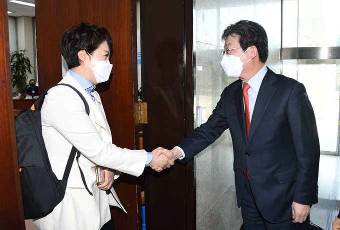 경기지사에 공천 신청한 국민의힘 김은혜 의원이 지난 8일 오전 국회에서 국민의힘 제8회 전국동시지방선거 광역단체장 공천신청자 면접을 마치고 나오며 유승민 전 의원과 악수하고 있다. (사진=국회사진기자단/연합뉴스 제공)
