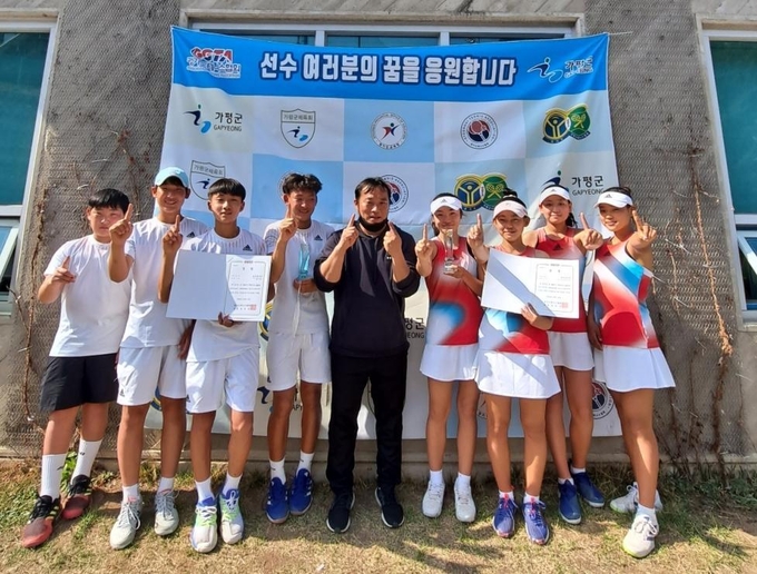 전곡중이 경기도협회장배 단체팀대항 학생테니스대회 남녀중등부에서 동반 우승을 차지했다. (사진=경기도테니스협회 제공)