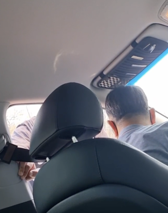 C씨가 당시 택시 안에서 촬영한 동영상. A씨가 B씨에게 “애들 있는데 왜 운전을 x같이 하냐” 등 욕설과 고함을 퍼부었다. (사진=C씨 게시물 캡쳐)