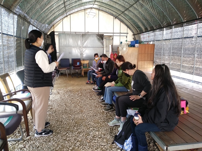 행복텃밭 가꾸기에 참여한 거주 외국인들이 오리엔테이션을 받고 있다. ( 사진 = 인천경제청 제공 )