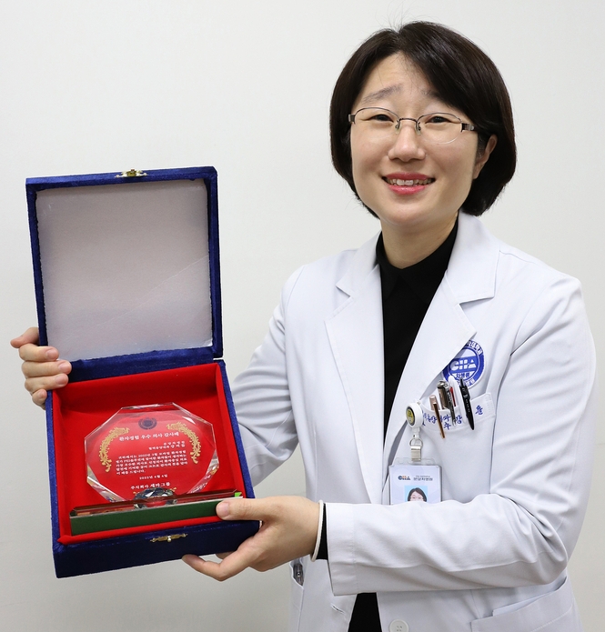 강버들 교수가 우수 의사로 선정된 뒤 상패와 함께 기념촬영을 하고 있다. (사진=분당 차병원 제공)