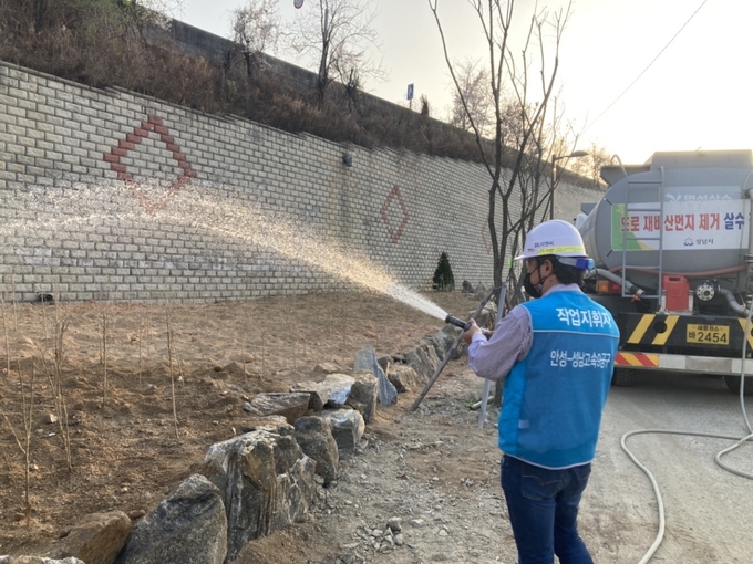 세종~포천 고속도로 광주시 구간인 9공구 시공업체인 DL이앤씨가 살수차를 동원해 식재한 개나리 ,무궁화 묘목에 물을 주고있다.(사진=광주시 제공)
