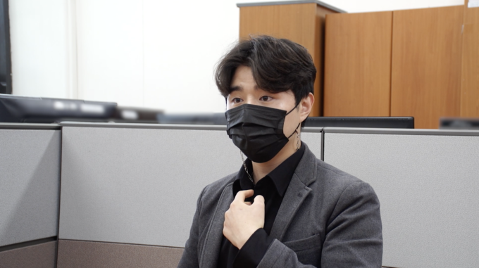 피싱지킴이로 선정된 박씨가 수원서부경찰서에서 당시 상황을 설명하고 있다. (사진=경기남부청 제공 영상 캡쳐)