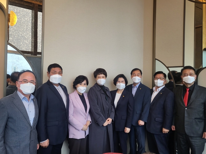 국민의힘 소속 도의원 7인과 김은혜 의원이 13일 조찬회를 가졌다. (사진=경기도의회 제공)
