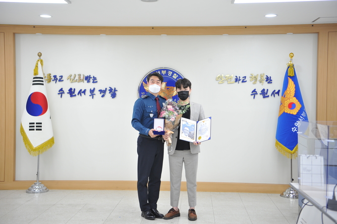 수원서부경찰서가 13일 오전 보이스피싱 피해를 예방한 시민 박씨(27)를 피싱지킴이로 선정하고 감사장을 전달했다. (사진=경기남부청 제공)