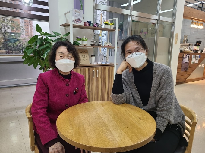 전시·체험 프로그램 진행중인 정맹순 작가(왼쪽)와 박임자 씨(오른쪽). (사진=임석규 수습기자)