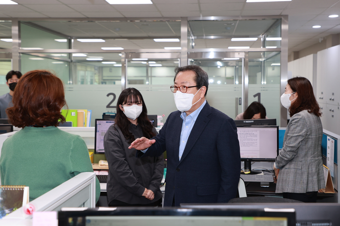 조광한 남양주시장이 업무에 복귀한 후 코로나19 대응 상황을 점검하는 것으로 현장 행보를 시작했다.(사진=남양주시 제공)