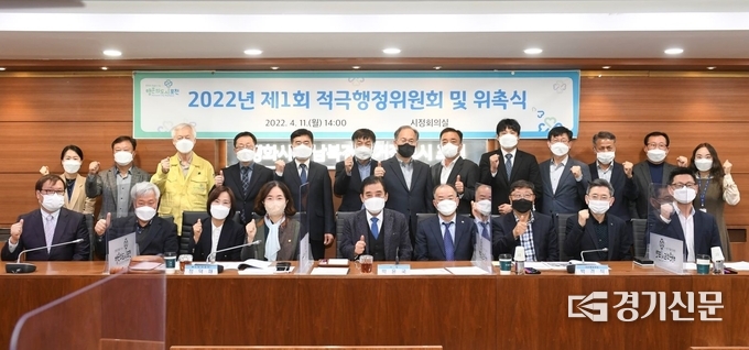 적극행정위원회 참석자들이 기념촬영하고 있다. (사진=포천시 제공)