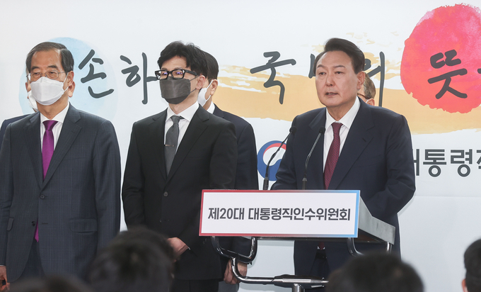 윤석열 대통령 당선인이 13일 서울 종로구 통의동 제20대 대통령직인수위원회 브리핑룸에서 열린 2차 내각 발표에서 한동훈 법무부 장관 후보자를 소개하고 있다. (사진=인수위사진기자단/연합뉴스 제공)