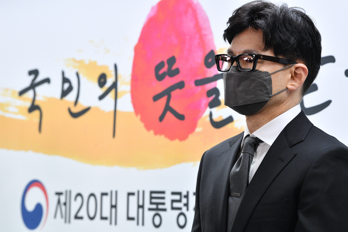 한동훈 법무부 장관 후보자가 13일 서울 종로구 통의동 제20대 대통령직인수위원회 브리핑룸에서 윤석열 대통령 당선인의 2차 내각 발표를 경청하고 있다. (사진=인수위사진기자단/연합뉴스 제공)