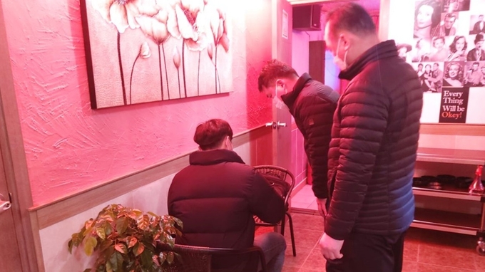 수원시 장안구 식품접객업소 특별점검 실시 모습. (사진=장안구 제공)