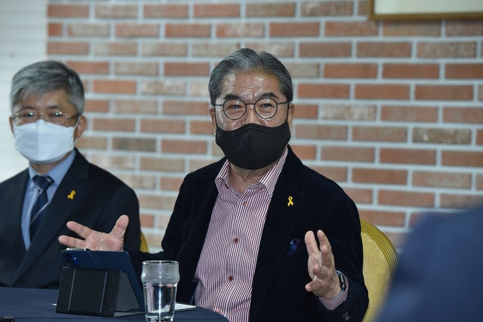 이재정 교육감이 출입기자단 간담회에서 기자들의 질문에 답변을 하고 있다. (사진=경기도교육청 제공)