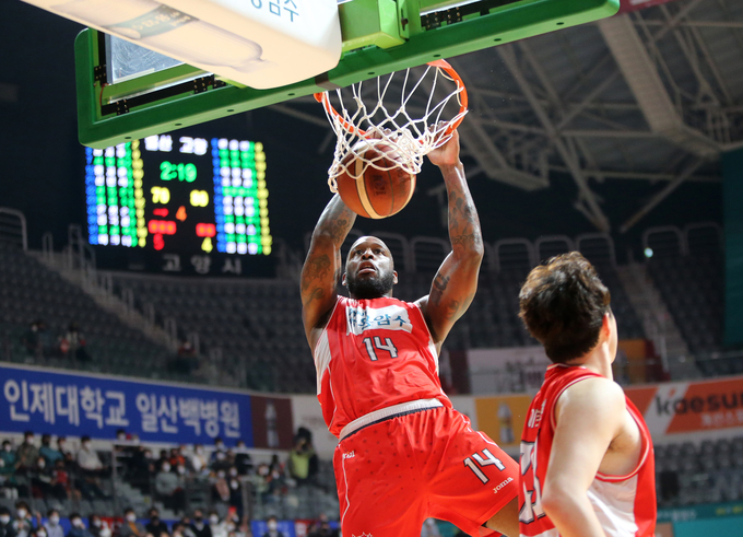13일 고양체육관에서 열린 2021~2022 KGC인삼공사 정관장 프로농구 6강 플레이오프 3차전 고양 오리온과 울산 현대모비스의 경기에서 오리온의 머피 할로웨이가 덩크슛을 성공시키고 있다. (사진=연합뉴스)