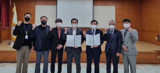 시흥시 군자동 주민자치회와 달월신협은 지난 13일 군자동 공동체 사업 협력을 위한 업무협약을 맺었다.(사진=시흥시 제공)
