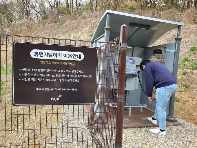 파주 학령산에 설치된 흙먼지 털이기(사진=파주시 제공)