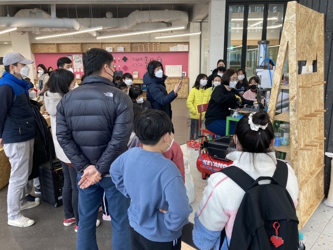 자원순환교육을 받고 있는 시민들(사진=파주시 제공)