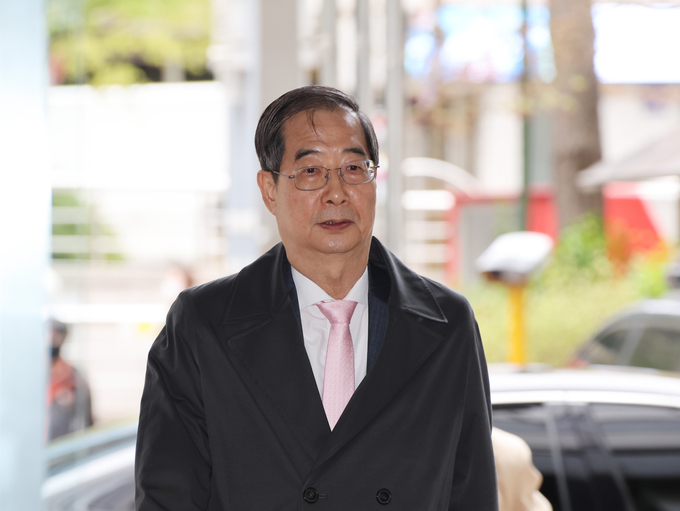 한덕수 국무총리 후보자가 14일 오전 서울 종로구 한국생산성본부 건물에 마련된 국회 인사청문회 준비단 사무실에 출근하고 있다. (사진=연합뉴스)