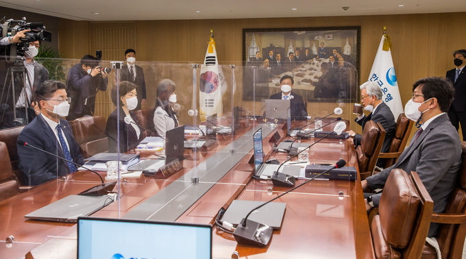 주상영 금통위원회 의장 직무대행이 14일 오전 서울 중구 한국은행에서 열린 금융통화위원회 본회의를 주재하고 있다. (사진=사진공동취재단/연합뉴스)