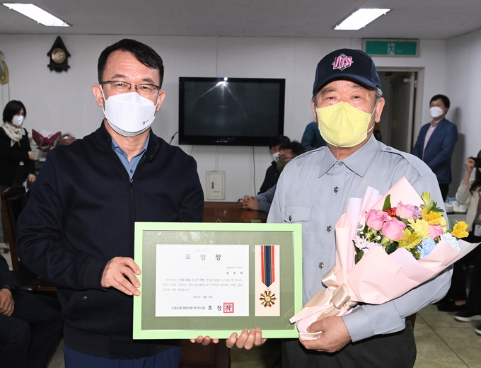 조청식 수원시장 권한대행(왼쪽)이 표창 수여 후 장순덕씨와 기념촬영을 하고 있다. (사진=수원시 제공)