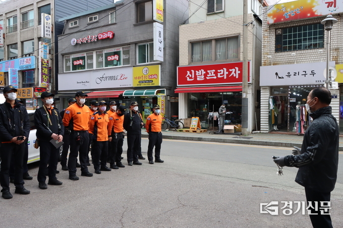 포천소방서 소방 대원들이 예원프라자에서 현지적응 훈련을 실시하고 있다. (사진=포천소방서 제공)