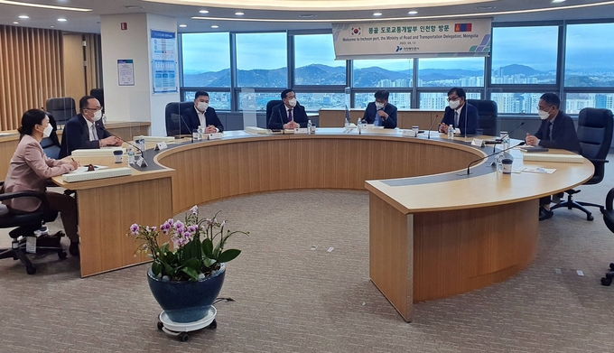 김종길 운영부사장 등 인천항만공사 관계자들이 몽골 산다크도르지 차관 일행과 상호 협력방안을 논의하고 있다. ( 사진 = 인천항만공사 제공 )