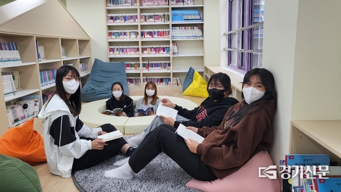 신발을 벗고 자유롭게 책을 읽을 수 있는 대월중학교 도서관 마루 위에서 학생들이 책을 읽고 있다. 좌측부터 김민서(16)·신예은(15)·이성희(15)·강서은(16)·조은애(16). (사진=김한별 기자)