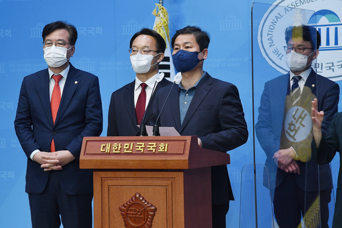 국회 정치개혁특별위원회가 14일 서울 여의도 국회에서 지방의원 선거구 획정 합의 관련 기자회견을 하고 있다. (사진=연합뉴스 제공)