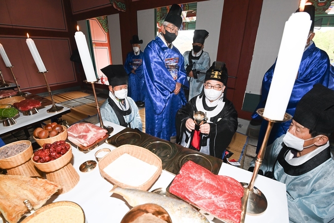 삼학사(홍익한, 윤집, 오달제)와 척화파의 김상헌, 정온 선생의 ‘춘계 현절사 제향’을 거행하고 있는 가운데 신동헌 시장이 술잔을 올리고 있다.(사진=광주시 제공)