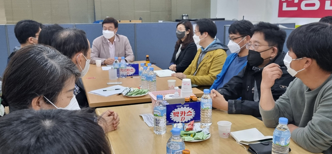 판교 8호선 연장 시민연합 대표 등과 간담회를 진행중이다. (사진=신상진 예비후보 제공)