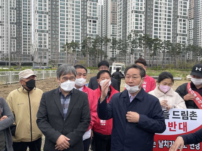 김진용 전 인천경제청장(왼쪽)과 유정복 인천시장 예비후보가 14일 오전 드림촌 사업 예정지 앞에서 주민들의 반대 민원을 듣고 있다. ( 사진 = 조경욱 기자 )