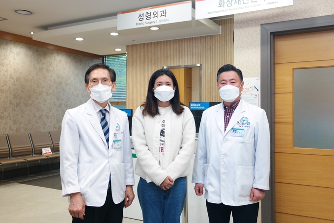 (사진 왼쪽부터)성형외과 이종건 과장, 미안마 유학생 샤레이프씨, 정윤철 병원장. (사진=분당제생병원 제공)