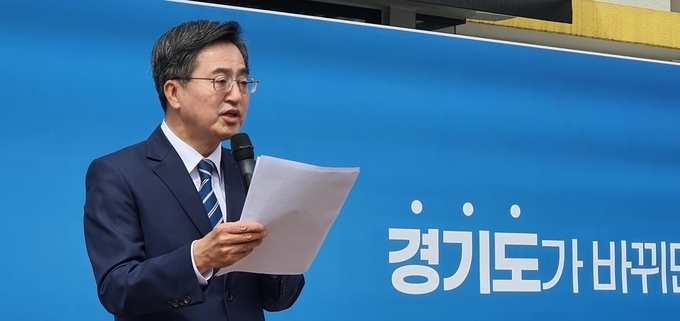김동연 새로운물결 대표가 14일 더불어민주당 경기지사 경선 후보들에게 ‘도내 기초의회 2인 선거구 폐지 조례 제정’ 공동선언을 제안했다. (사진=연합뉴스)