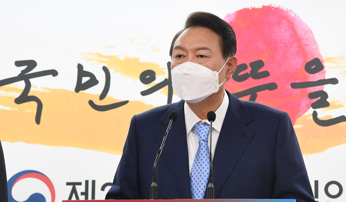 윤석열 대통령 당선인이 14일 서울 통의동 제20대대통령직 인수위원회에서 열린 3차 내각 발표에서 취재진의 질문에 답하고 있다. 이날 윤 당선인은 고용노동부 장관 후보자에 이정식 전 노사발전재단 사무총장, 농림축산식품부 장관 후보자에 정황근 전 농촌진흥청장을 발표했다. (사진=인수위사진기자단/연합뉴스)