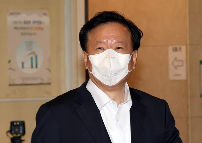  정호영 보건복지부 장관 후보자가 14일 서울 서대문구 국민연금공단 서울북부지역본부에 마련된 인사청문회 준비 사무실을 나서고 있다. (사진=연합뉴스)