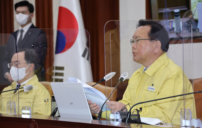 김부겸 국무총리가 15일 정부서울청사에서 열린 코로나19 대응 중앙재난안전대책본부 회의에서 발언하고 있다. (사진=연합뉴스 제공)