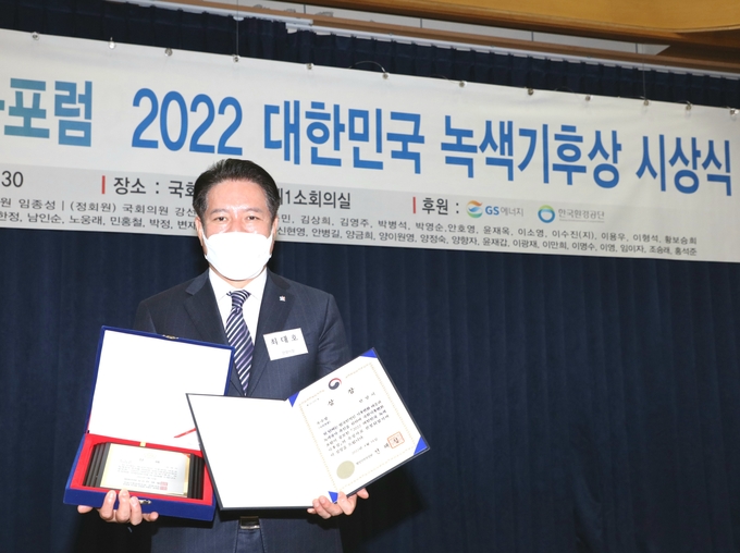 최대호 시장이 국회의원회관에서 행정안전부 장관상 받아았다.