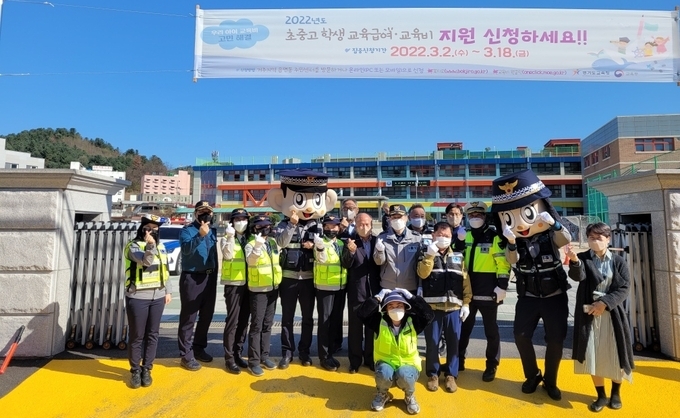 15일 가평경찰서 청평파출소는 청평 생활안전협의회 및 청평시민경찰대, 경찰서 교통경찰관 등이 참석해 청평초등학교 앞에서 교통사고 예방을 위한 교통안전 캠페인을 실시했다. (사진=청평파출소 제공)