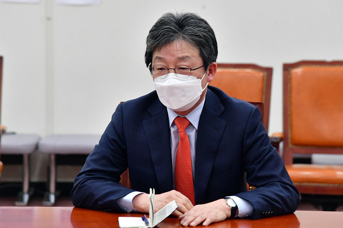 경기지사에 공천 신청한 유승민 전 의원이 지난 8일 국회에서 국민의힘 제8회 전국동시지방선거 광역단체장 공천신청자 면접을 보고 있다. (사진=연합뉴스 제공)