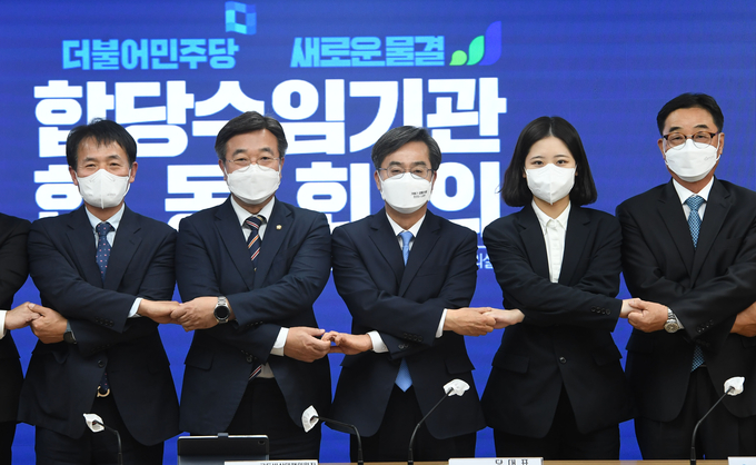 더불어민주당 윤호중·박지현 공동비상대책위원장과 새로운물결 김동연 대표가 15일 오후 서울 여의도 민주당 당사에서 열린 양당 합당수임기관 합동회의에서 참석자들과 기념사진을 찍고 있다. (사진=국회사진기자단/연합뉴스 제공)