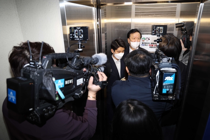 취재진에 둘러싸인 정호영 보건복지부 장관 후보자 (사진=공동취재/연합뉴스 자료사진)