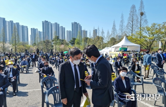 김동연 더불어민주당 경기도지사 예비후보가 16일 안산 화랑유원지에서 열린 ‘4·16세월호 참사 8주기 기억식’에서 안민석 예비후보와 대화를 나누고 있다. (사진=허수빈 기자)