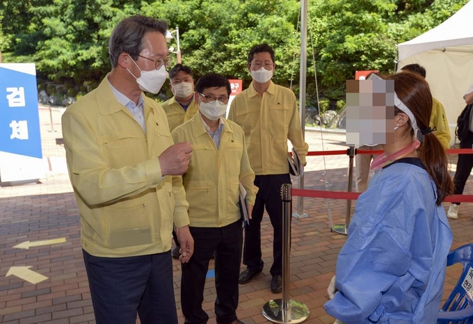 지난해 7월 당시 김희겸 행정안전부 재난안전관리본부장이 코로나19 특별방역점검을 위해 경기도 수원시 영통구 임시 선별검사소(영통구 보건소)를 방문해 폭염대책 및 검사 全 과정 운영상황을 점검했다. (사진=행전안전부 제공)