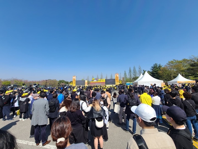 세월호 참사 8주기 기억식에 모여든 수많은 시민들. (사진=임석규 수습기자)